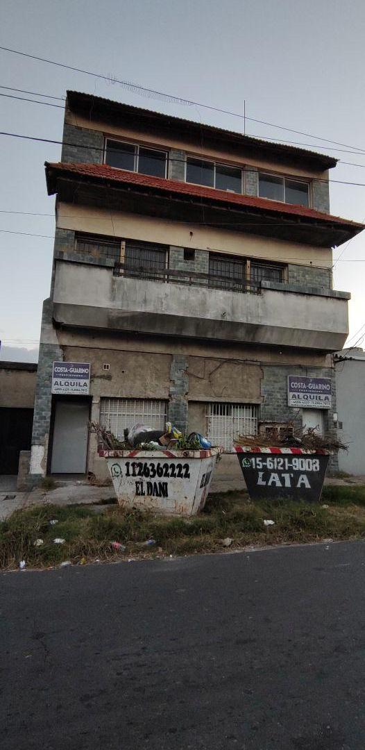 PH de 4 ambientes al frente en primer piso con patio, balcón y terraza