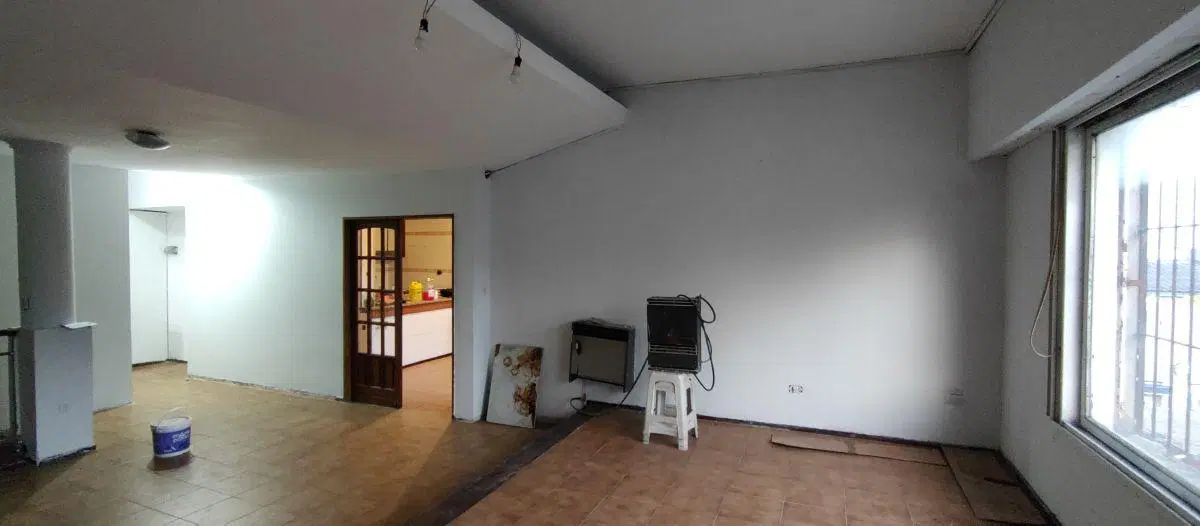 PH de 4 ambientes al frente en primer piso con patio, balcón y terraza 2