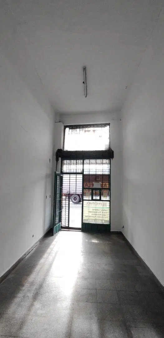 Local de 20m² ubicado anteesquina Avenida Crovara y Gorriti 5