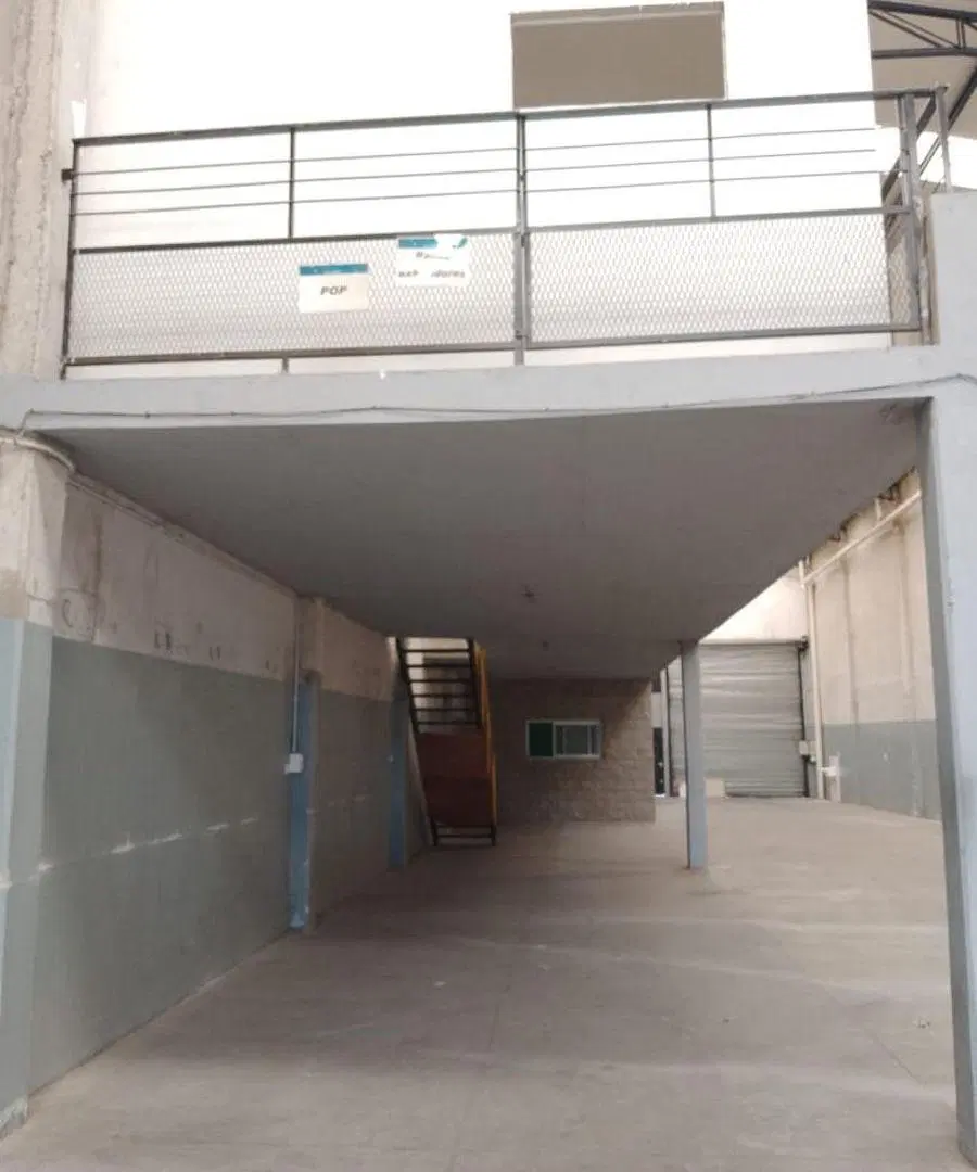 Excelente galpón de 570m² cubiertos y 50m² descubiertos con oficinas, baños, vestuarios y patio 3