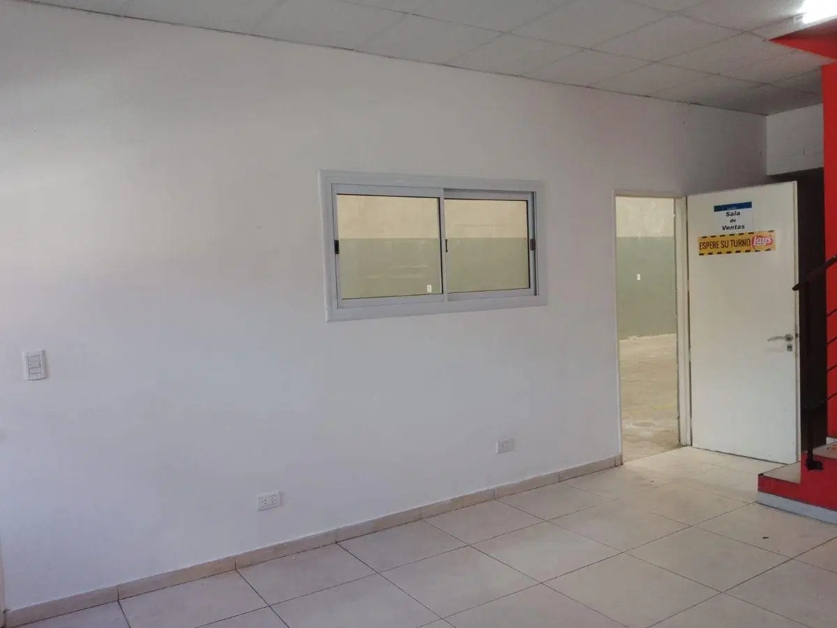 Excelente galpón de 570m² cubiertos y 50m² descubiertos con oficinas, baños, vestuarios y patio 5