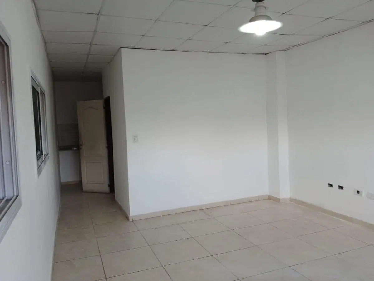 Excelente galpón de 570m² cubiertos y 50m² descubiertos con oficinas, baños, vestuarios y patio 4