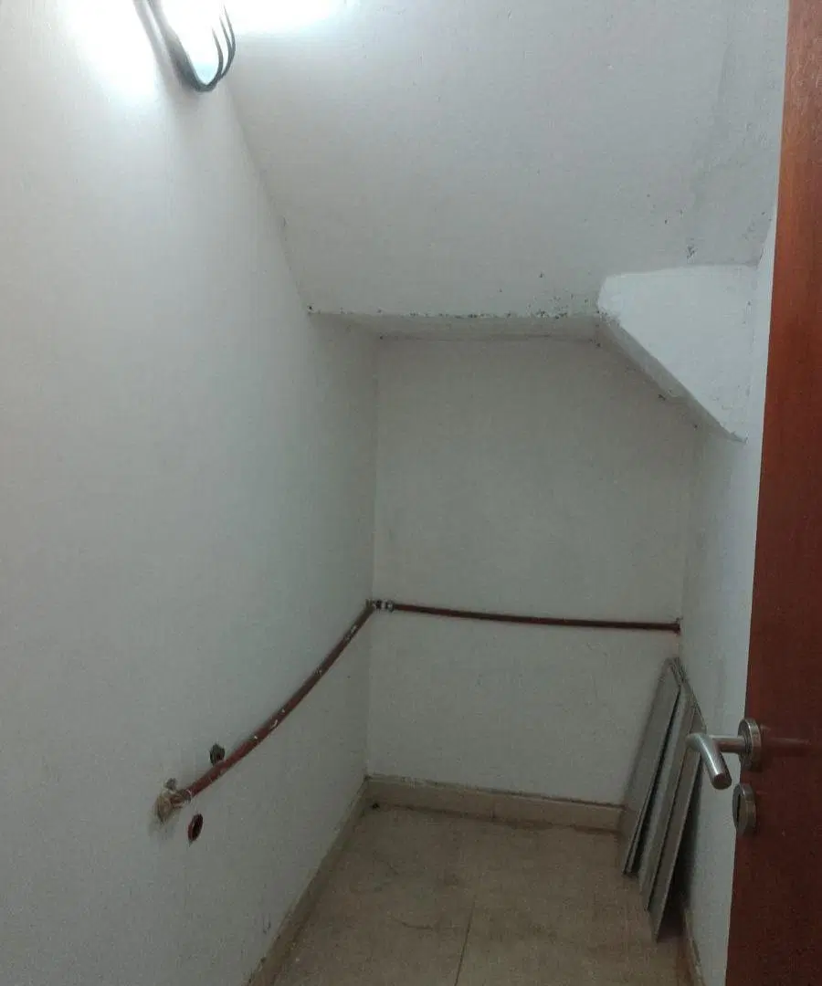 Excelente galpón de 570m² cubiertos y 50m² descubiertos con oficinas, baños, vestuarios y patio 2