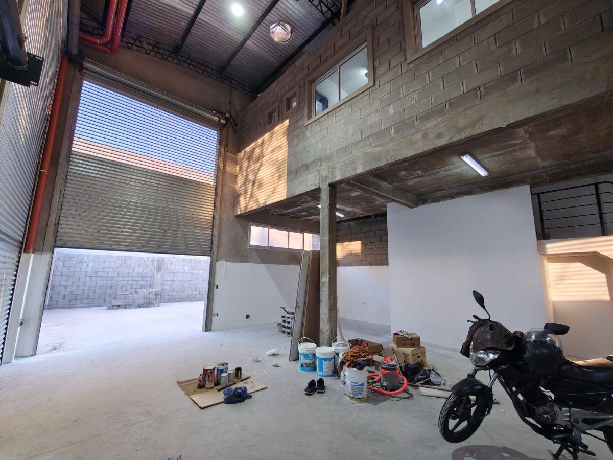 Foto de Excelente local a ESTRENAR de 175m² cubiertos ubicado en esquina Av, imagen 3
