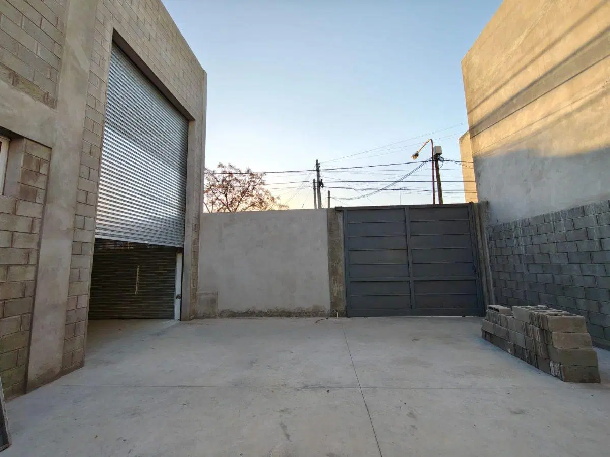 Excelente local a ESTRENAR de 175m² cubiertos ubicado en esquina Av. San Martín y Tapalqué 1
