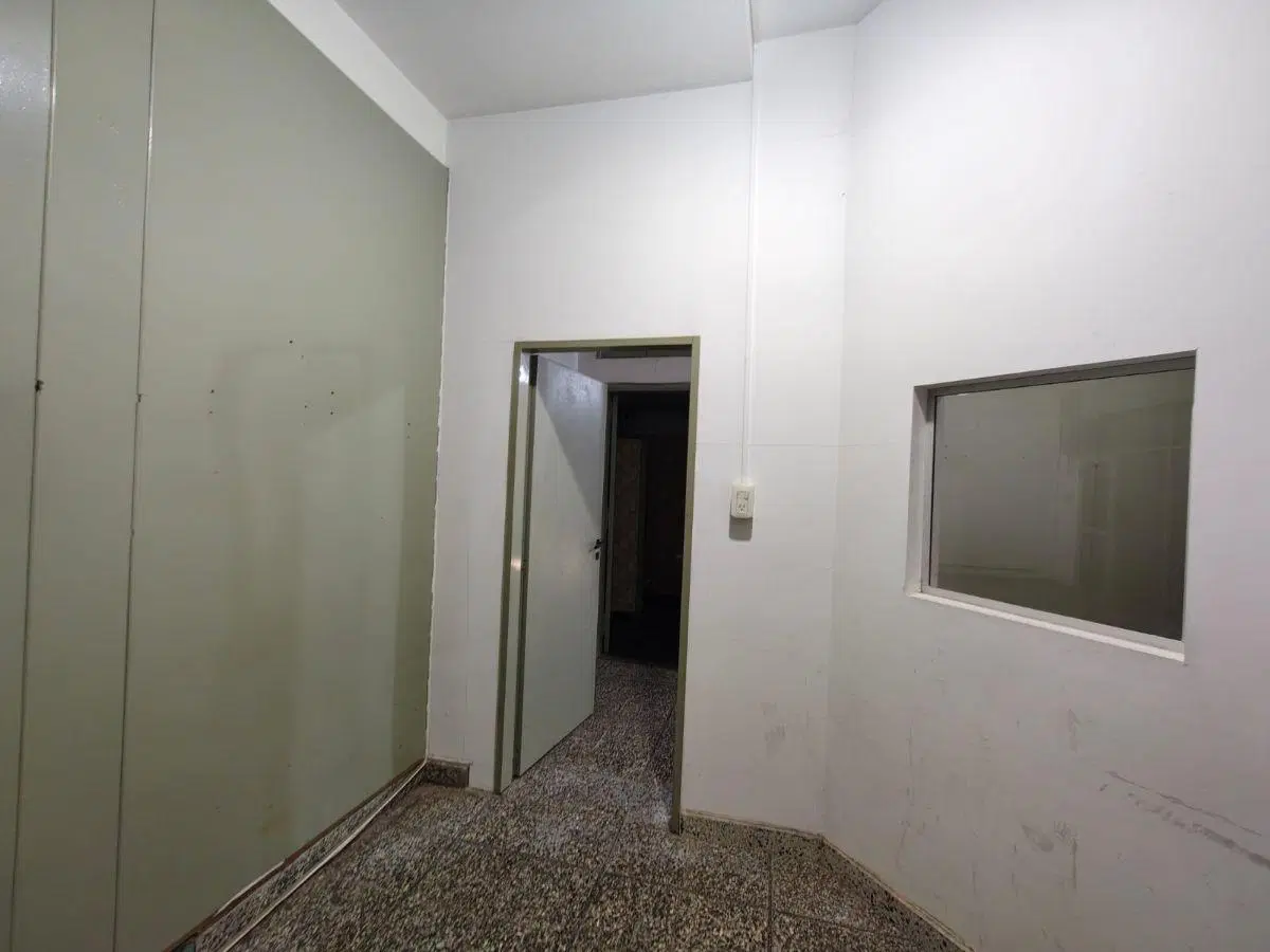 Local de 65m² cubiertos con oficina ubicado en esquina Charcas y Naón 4