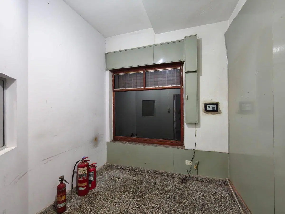 Local de 65m² cubiertos con oficina ubicado en esquina Charcas y Naón 3