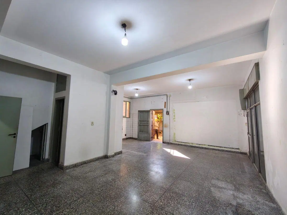 Local de 65m² cubiertos con oficina ubicado en esquina Charcas y Naón 5