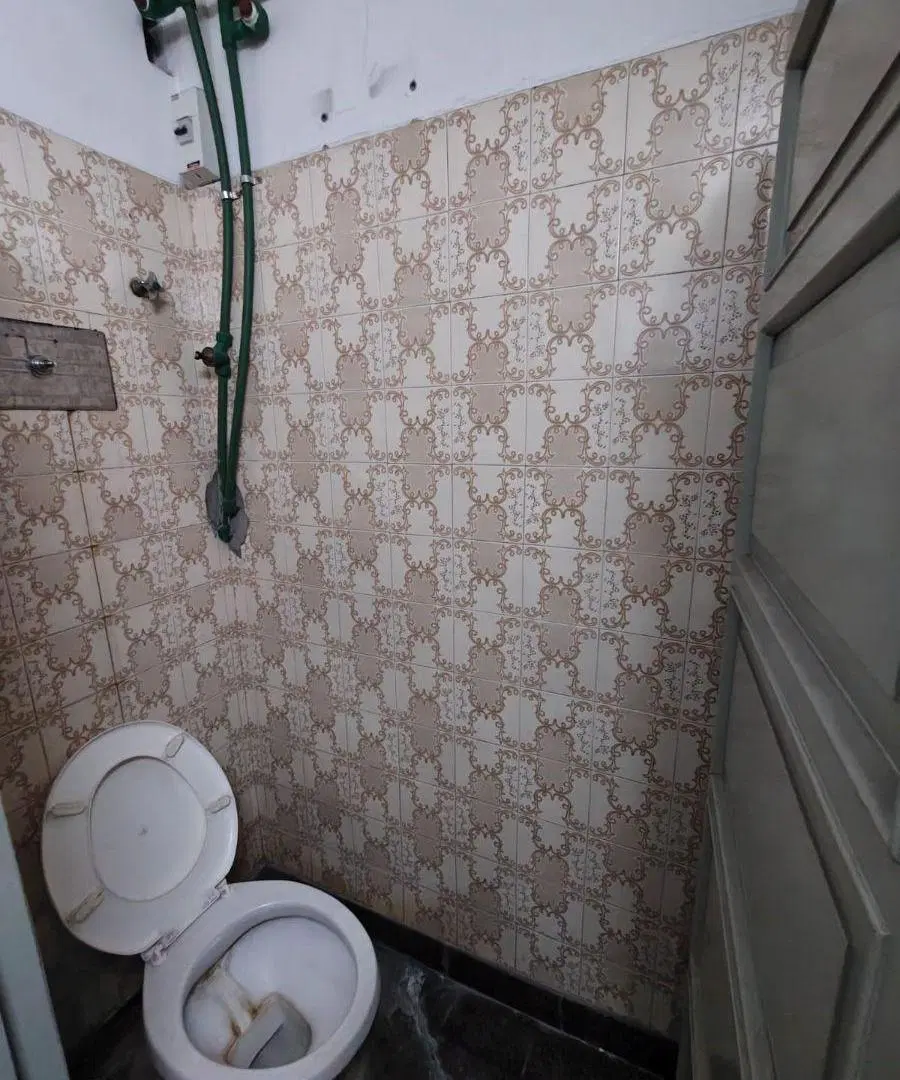 Local de 65m² cubiertos con oficina ubicado en esquina Charcas y Naón 5