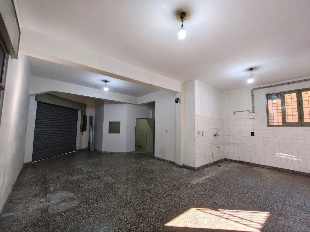 Local de 65m² cubiertos con oficina ubicado en esquina Charcas y Naón 8