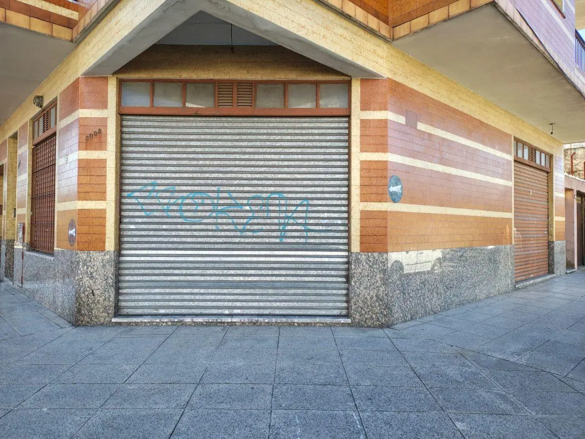 Local de 65m² cubiertos con oficina ubicado en esquina Charcas y Naón 2