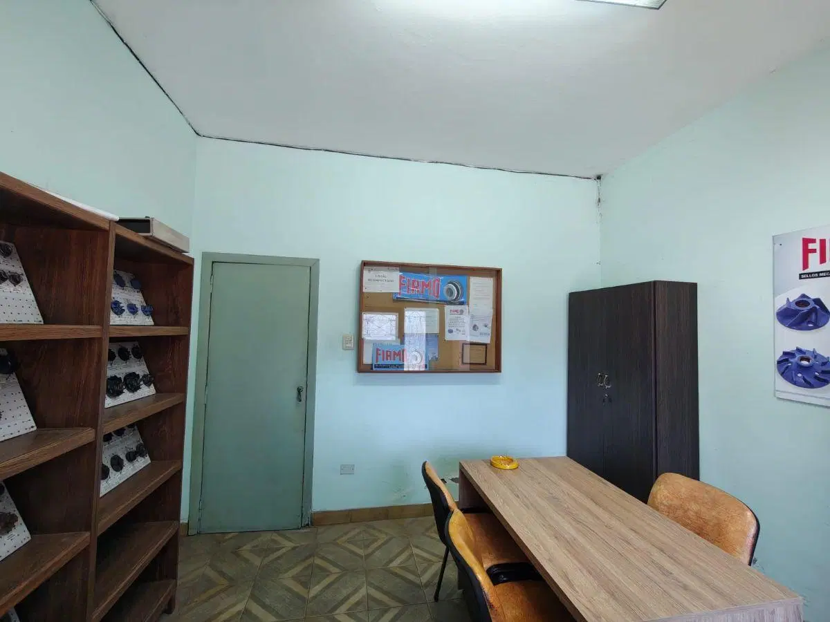 Galpón de 316m² en 2 plantas con oficinas, baño y vestuarios 1