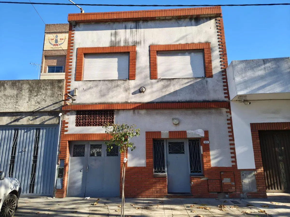 Galpón de 316m² en 2 plantas con oficinas, baño y vestuarios 3