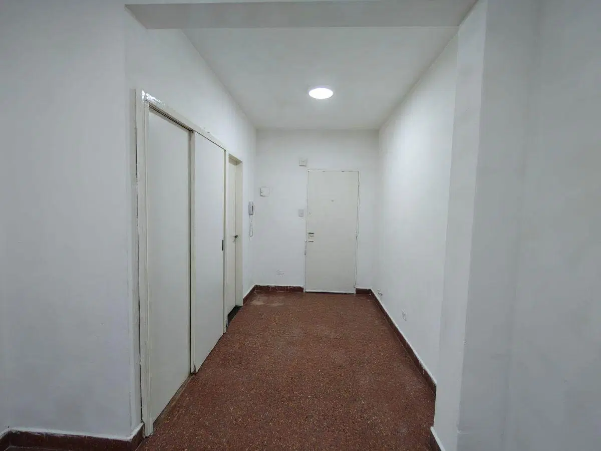 Monoambiente en tercer piso con terraza y lavadero compartido 5