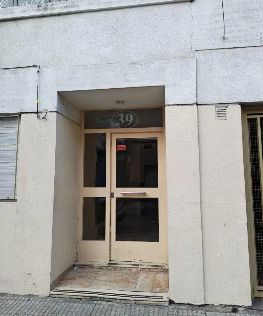 Monoambiente en tercer piso con terraza y lavadero compartido 1