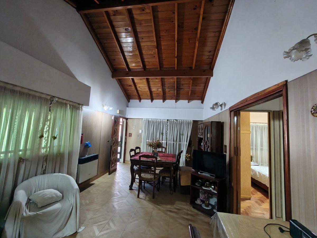 Foto de Casa de 3 ambientes con jardín, cochera, patio y quincho ubicada en, imagen 2