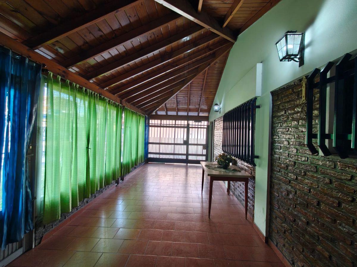 Foto de Casa de 3 ambientes con jardín, cochera, patio y quincho ubicada en, imagen 4
