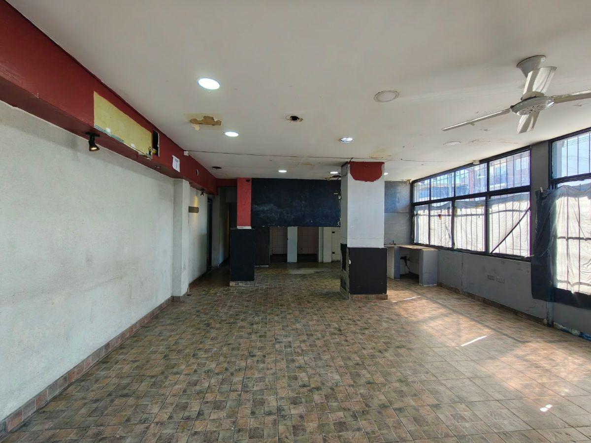 Foto de Local de 150m² ubicado en esquina Avenida Juan Manuel de Rosas y, imagen 3