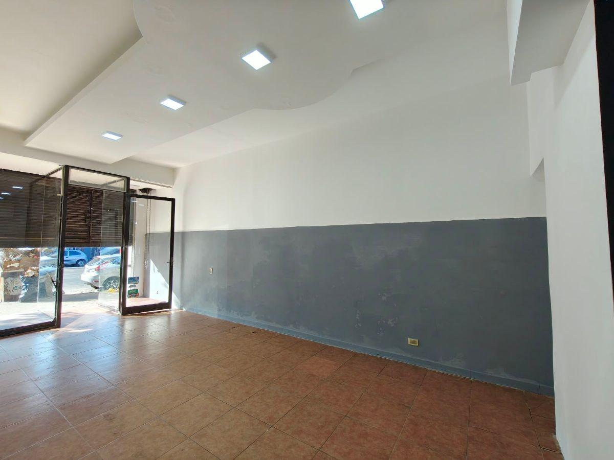 Foto de Local de 50m² ubicado en Avenida Juan Manuel de Rosas, imagen 1