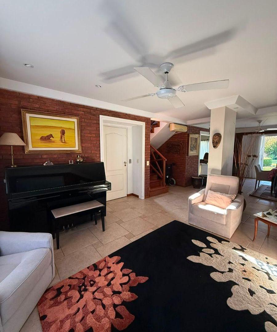 Foto de Excelente casa con sobre lote de 1400m2 c/ascensor, piscina cubierta, imagen 2