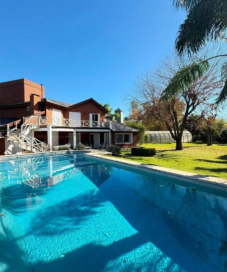 Excelente casa con sobre lote de 1400m2 c/ascensor, piscina cubierta climatiza y piscina descubierta 3