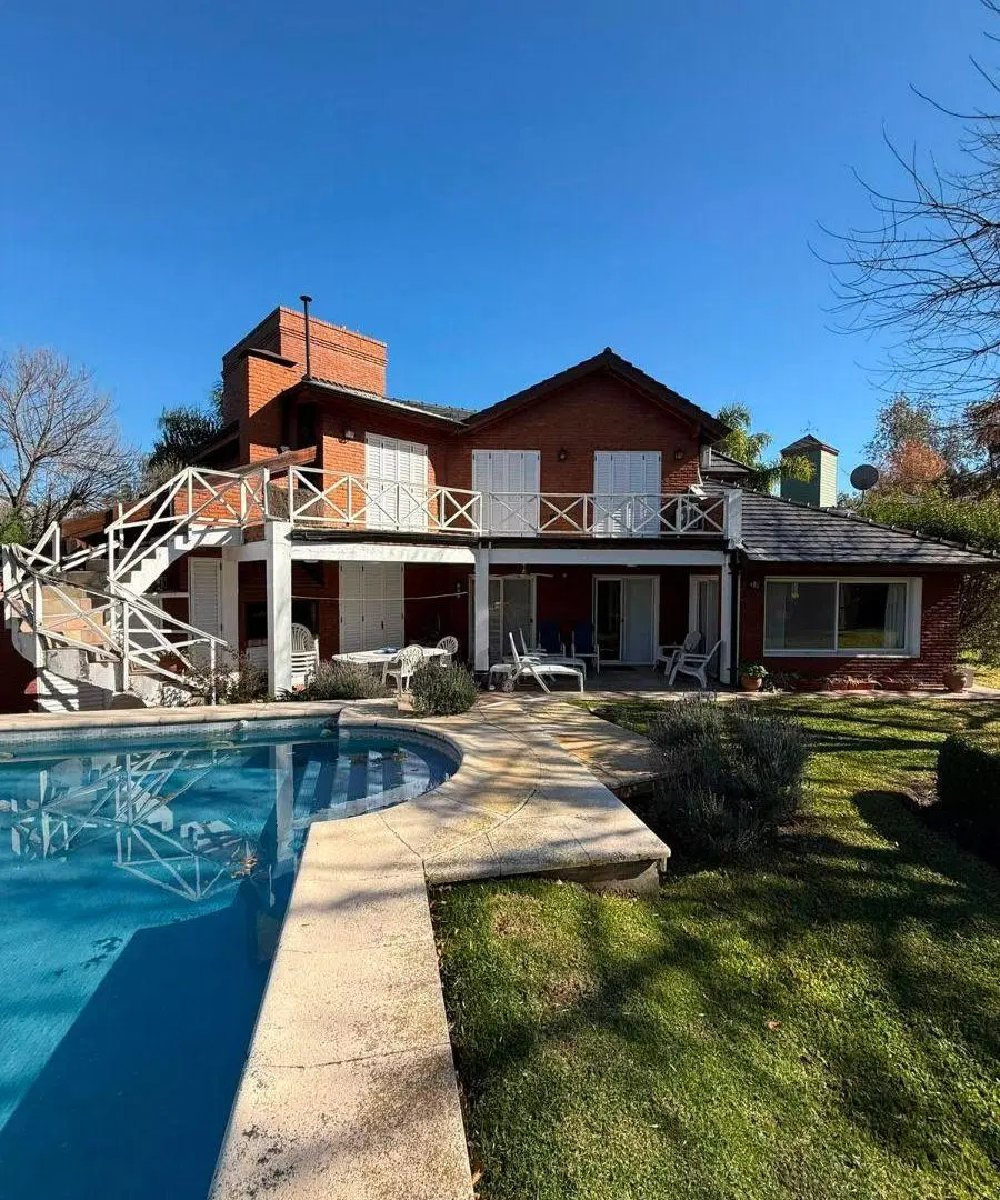 Excelente casa con sobre lote de 1400m2 c/ascensor, piscina cubierta climatiza y piscina descubierta 8