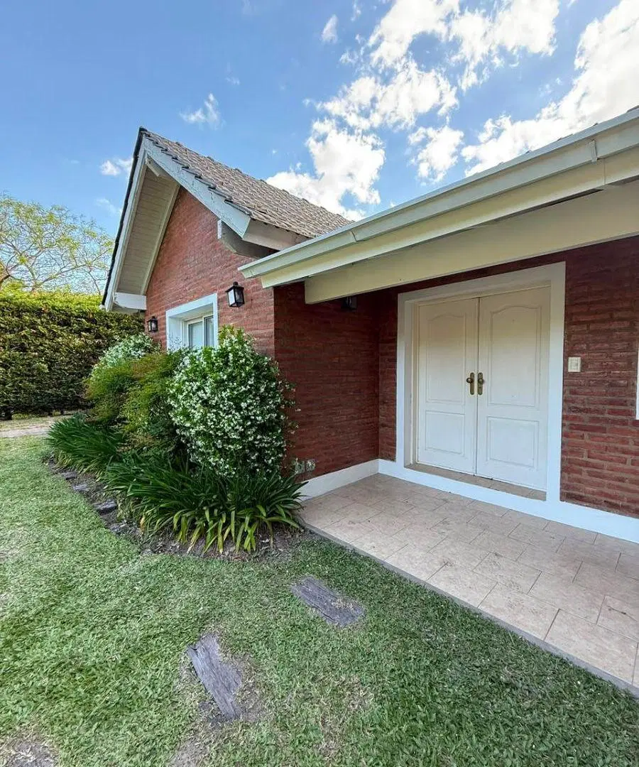 Casa en venta en UNA PLANTA sobre terreno de 1000 m² y 160 m² cubiertos. 3