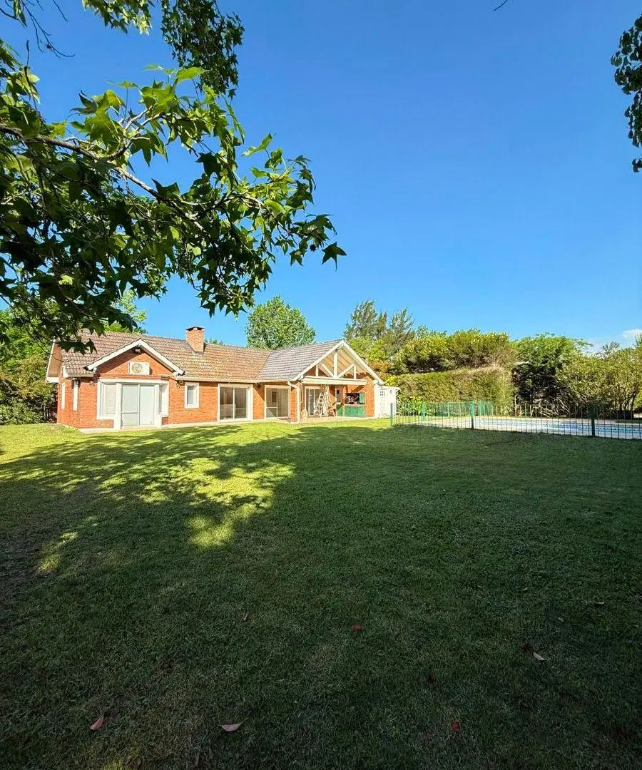 Casa en venta en UNA PLANTA sobre terreno de 1000 m² y 160 m² cubiertos. 4