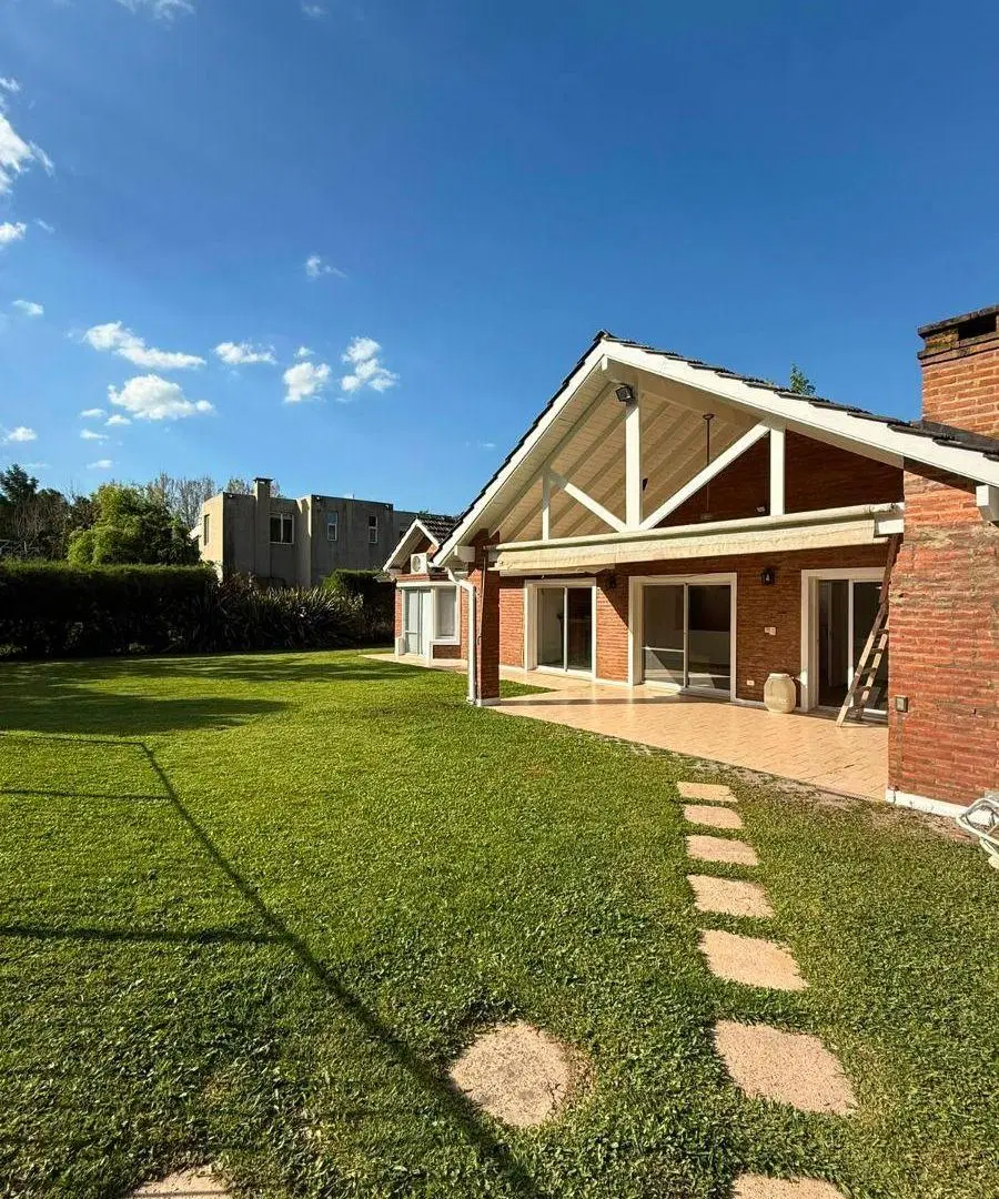 Casa en venta en UNA PLANTA sobre terreno de 1000 m² y 160 m² cubiertos. 1