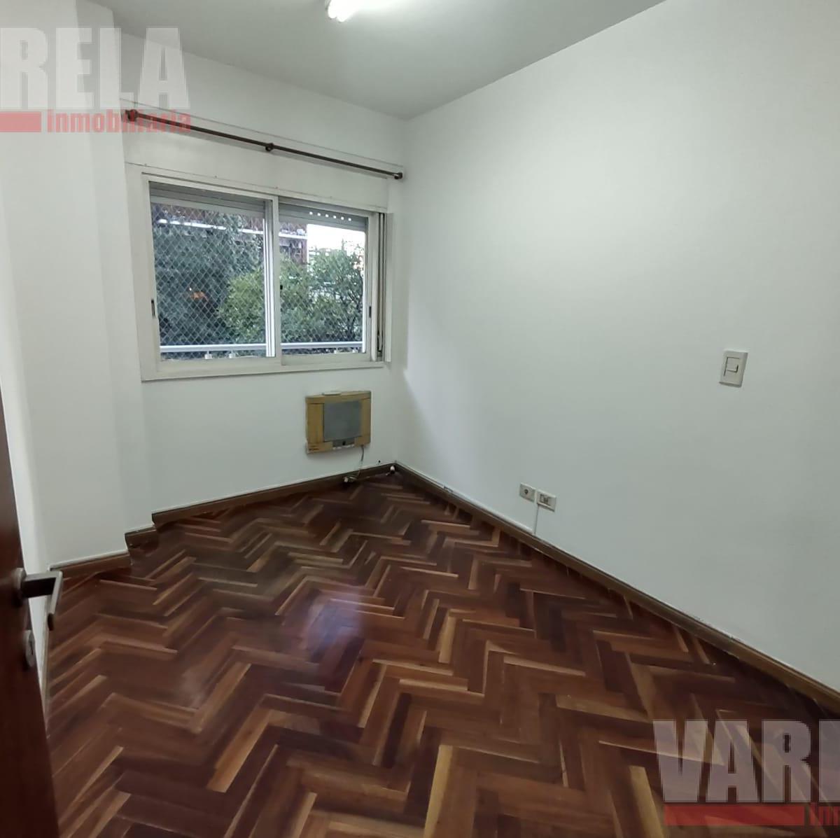 Departamento de 3 Ambientes Al Frente con Balcón. 2 Cocheras Fijas Cubiertas. con Renta. 1