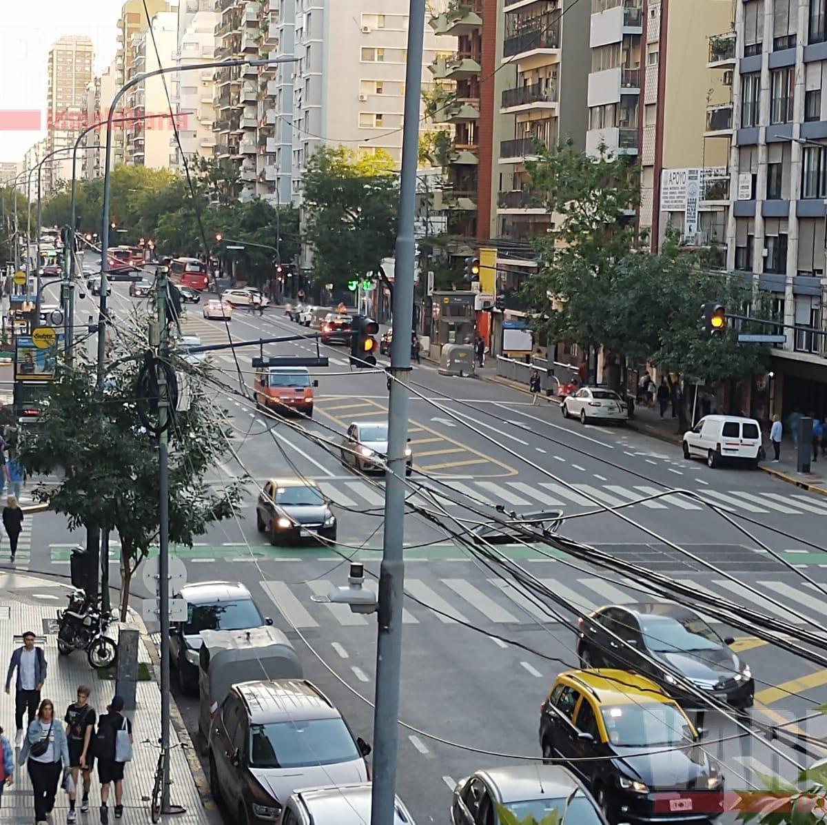 Departamento de 3 Ambientes Al Frente con Balcón. 2 Cocheras Fijas Cubiertas. con Renta. 3