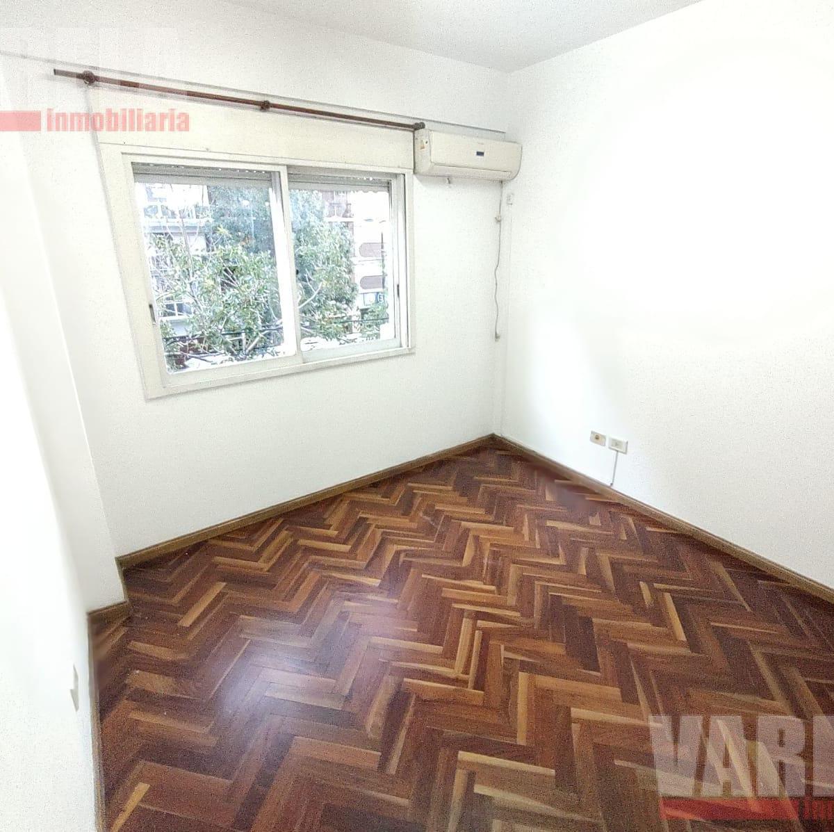 Departamento de 3 Ambientes Al Frente con Balcón. 2 Cocheras Fijas Cubiertas. con Renta. 5