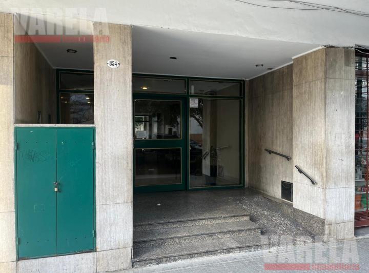 Departamento en Alquiler Av.AngelGallardo al 800 3 amb.c/Balcón.Dependencia.Cochera Alq$1.000.000 3
