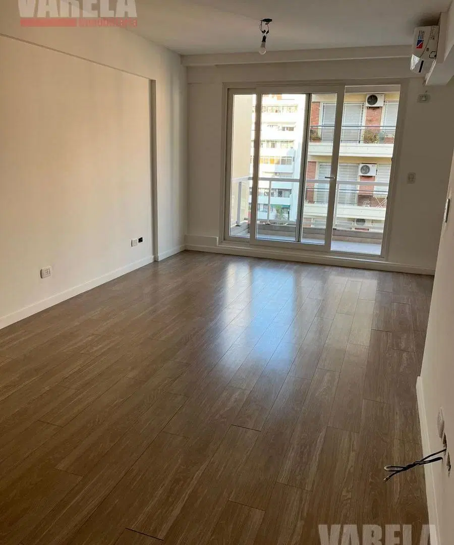Departamento en JuanaAzurduy 2400 Piso 5°Monoambiente al frente c/Balcón Alquiler$650.000Exp$250.000 4