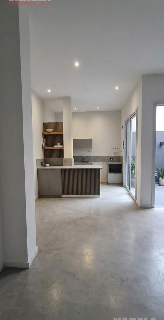 Foto de PH de 4 ambientes con Terraza y 3 baños Reciclado a nuevo! u$s 140.000, imagen 1