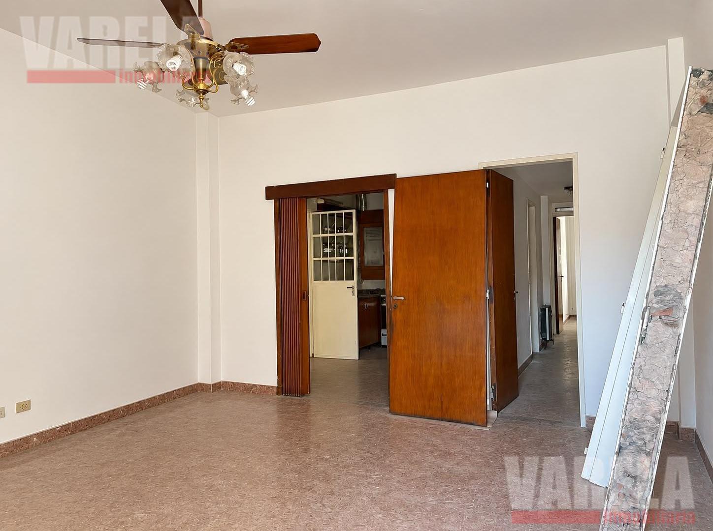 Foto de PH 3 amb. Planta Baja c/Jardín Parrilla y Garage en Gregorio Laferrere, imagen 3