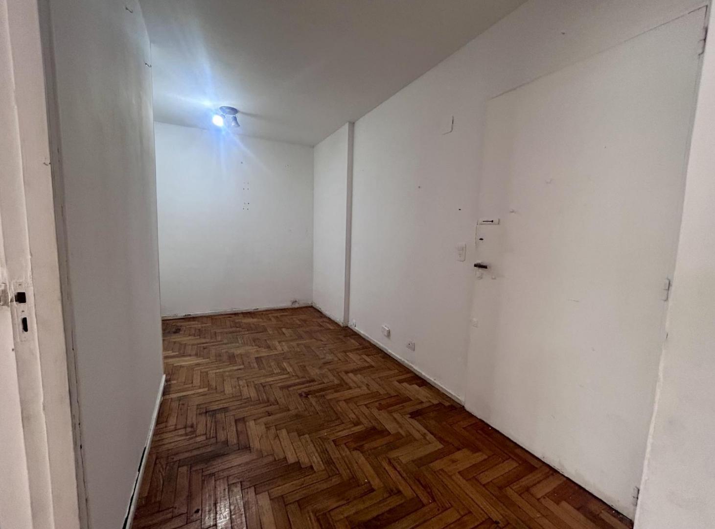 Departamento sobre Avenida Corrientes excelente ubicacion
