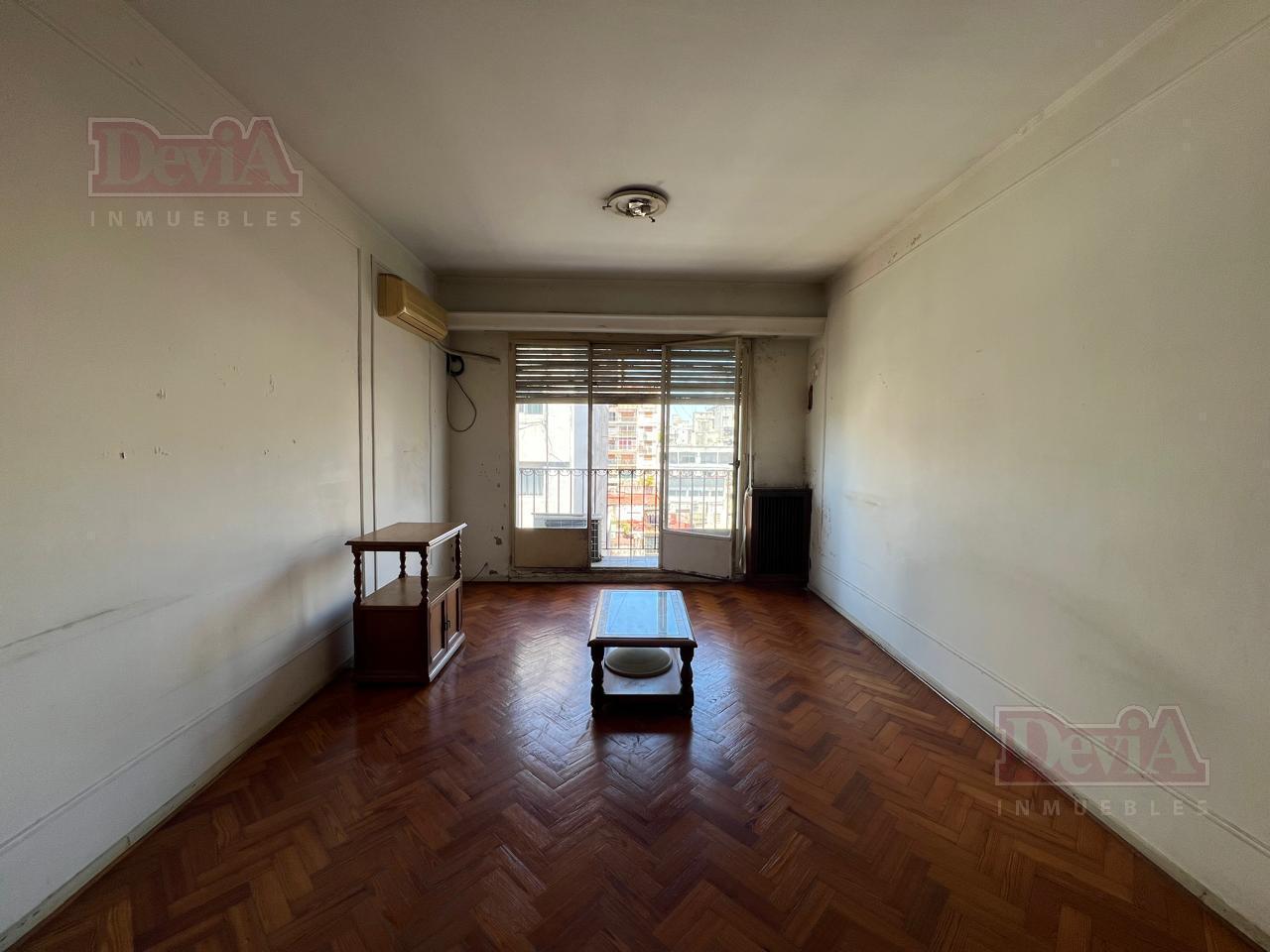 Venta - Departamento - 4 ambientes - Cochera - A refaccionar - Peron 1400