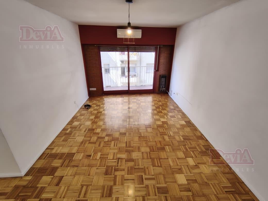 Foto de Alquiler - Paso 700 - Dos ambientes - Muy Luminoso - Balvanera, imagen 3