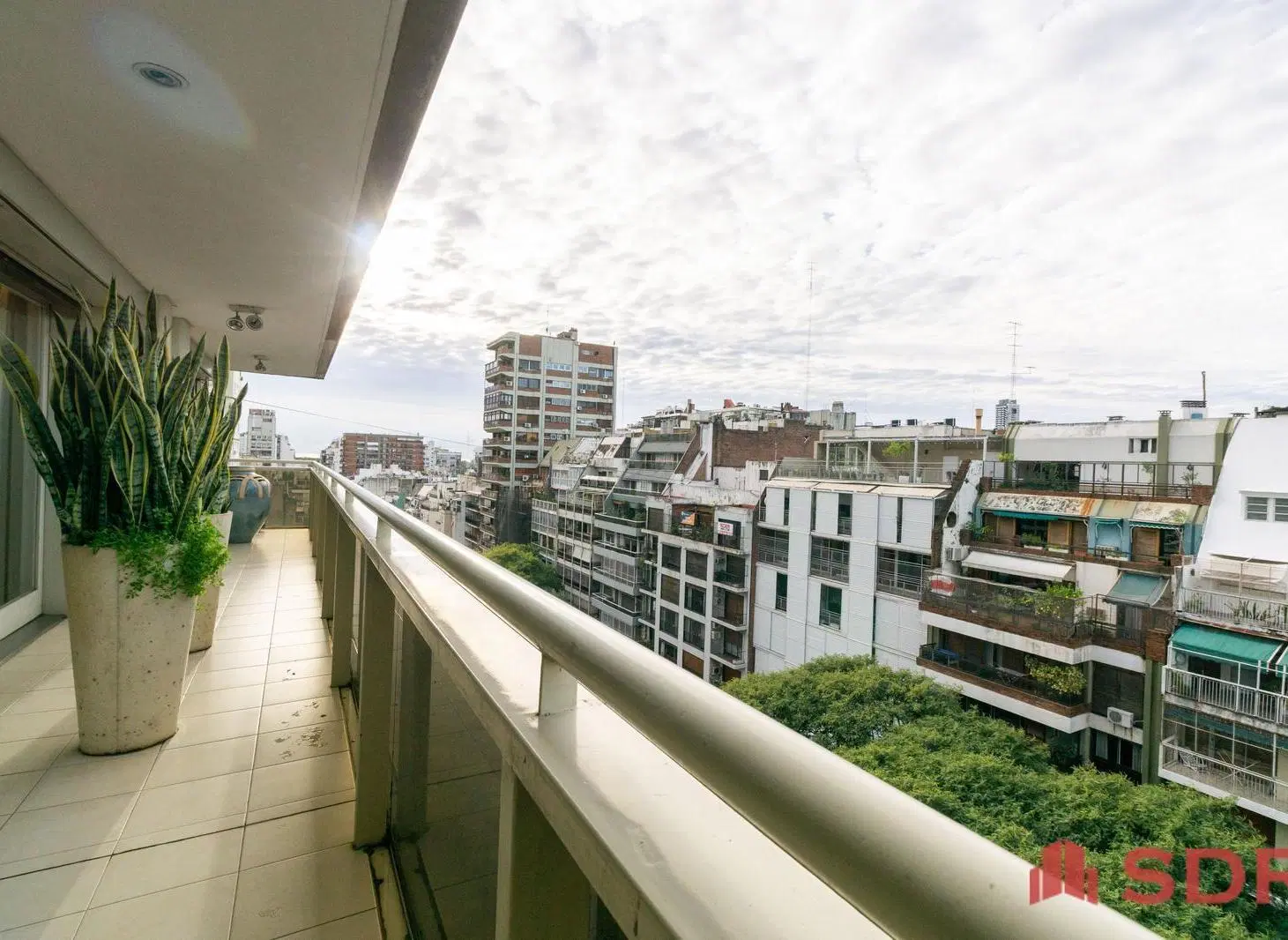 Gran Piso en Esquina | Categoría, Luz, Balcón Perimetral y Doble Cochera 3