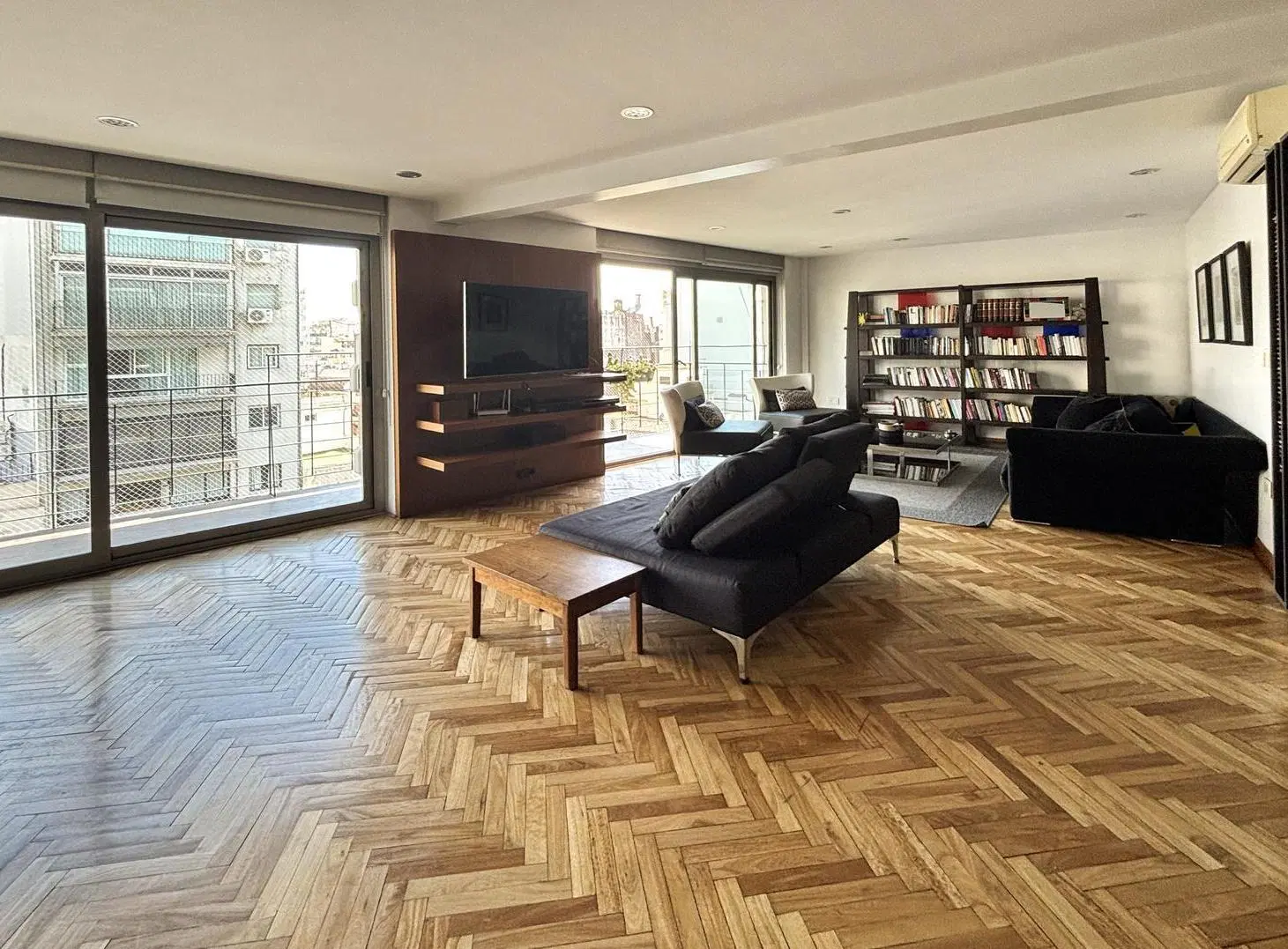 Piso alto en Recoleta con balcón corrido, cochera y seguridad 24 hs 2