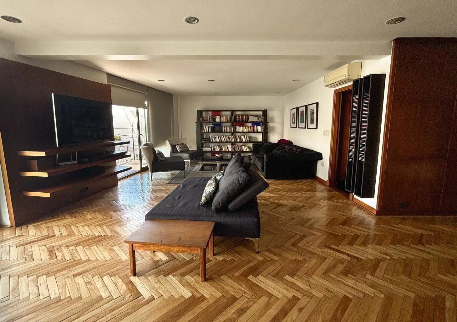 Piso alto en Recoleta con balcón corrido, cochera y seguridad 24 hs 4