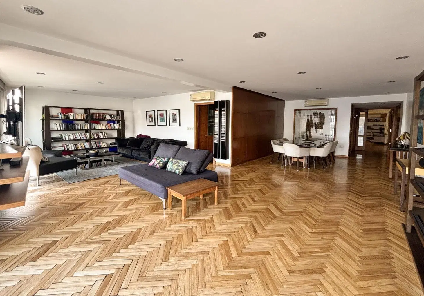 Piso alto en Recoleta con balcón corrido, cochera y seguridad 24 hs 1