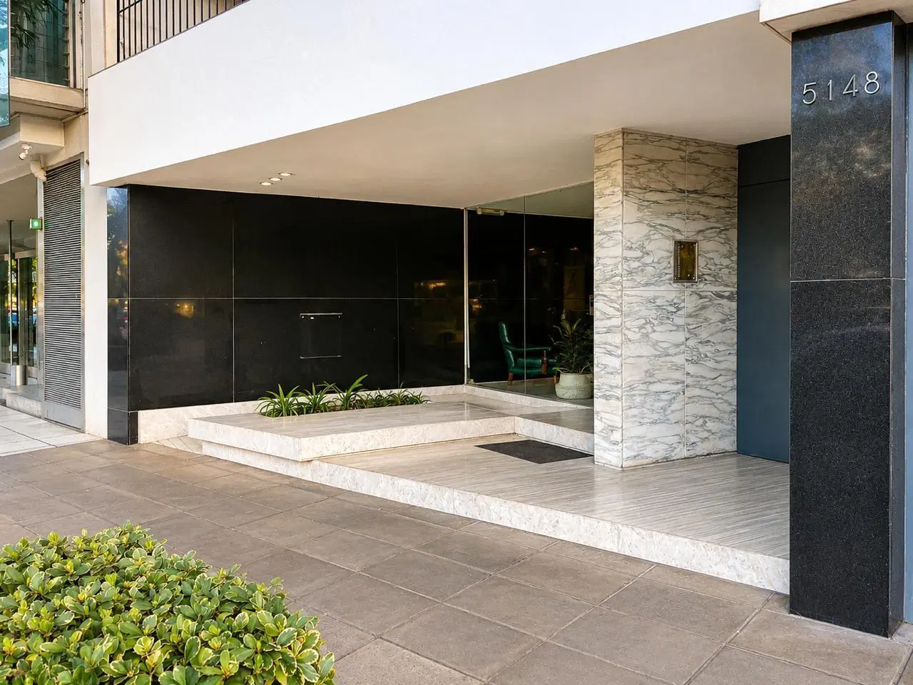 PISO en VENTA .Av LIBERTADOR y OLLEROS . 4 AMBIENTES al FRENTE c/COCHERA 5