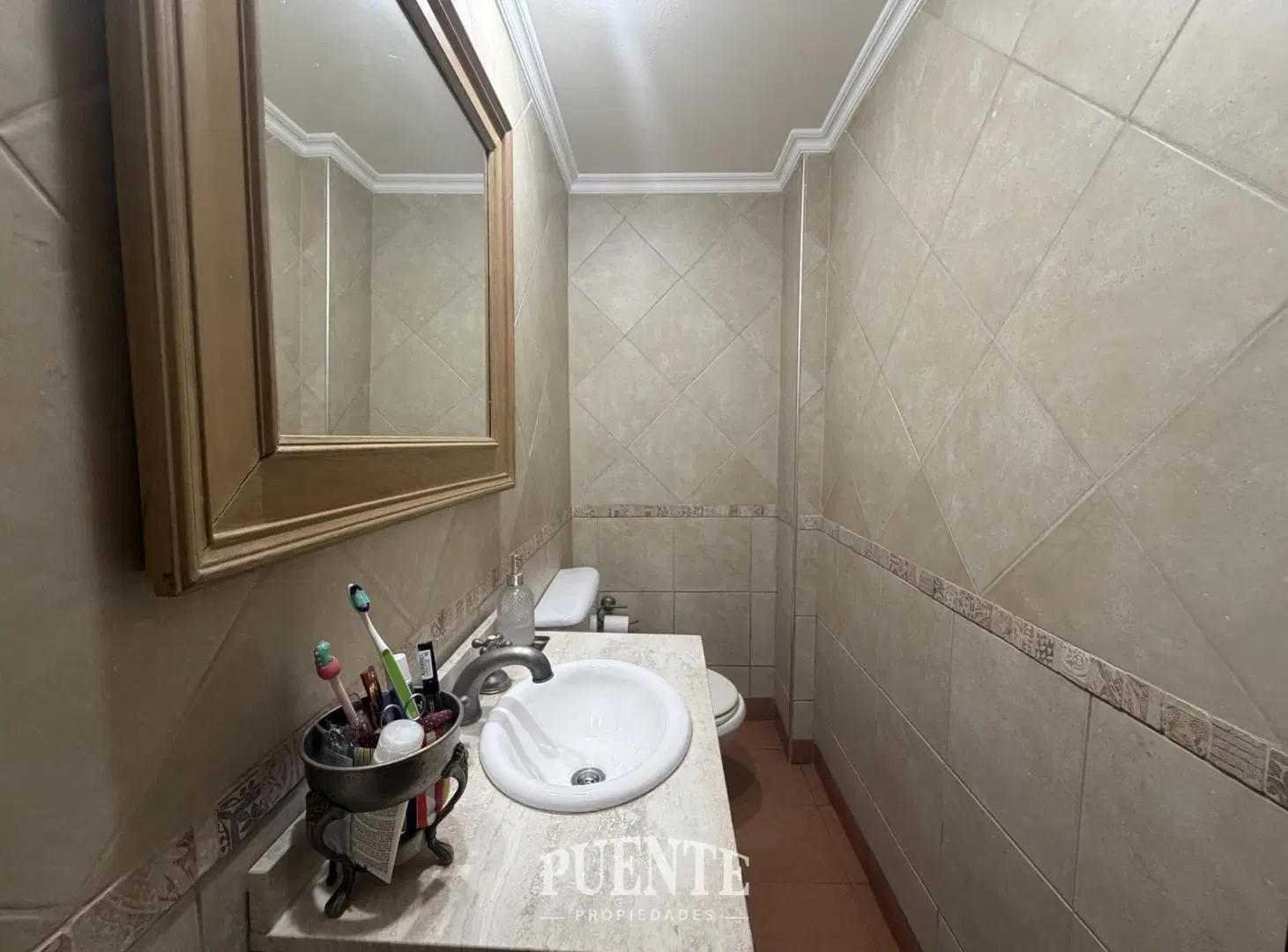Casa en venta 4 dormitorios con garage, parque y piscina en Banfield Este 3