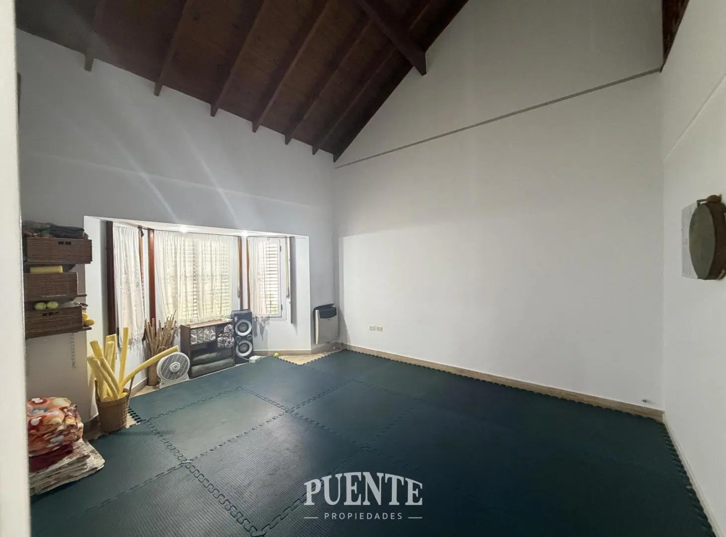 Casa en venta 4 dormitorios con garage, parque y piscina en Banfield Este 5