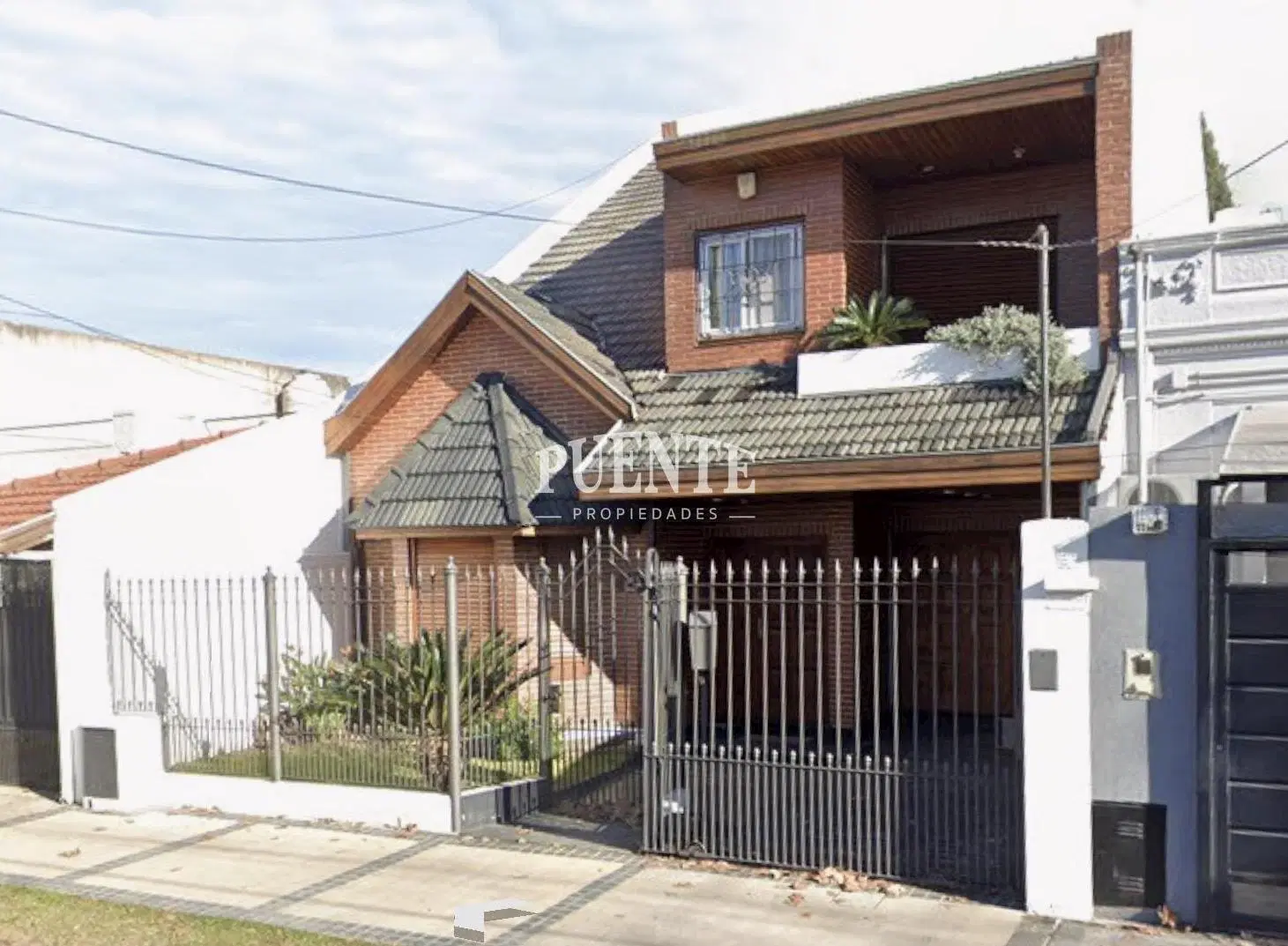 Casa en venta 4 dormitorios con garage, parque y piscina en Banfield Este 5
