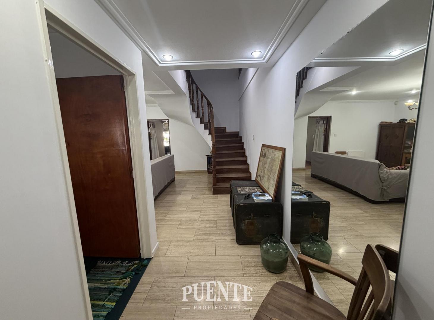 Casa en venta 4 dormitorios con garage, parque y piscina en Banfield Este