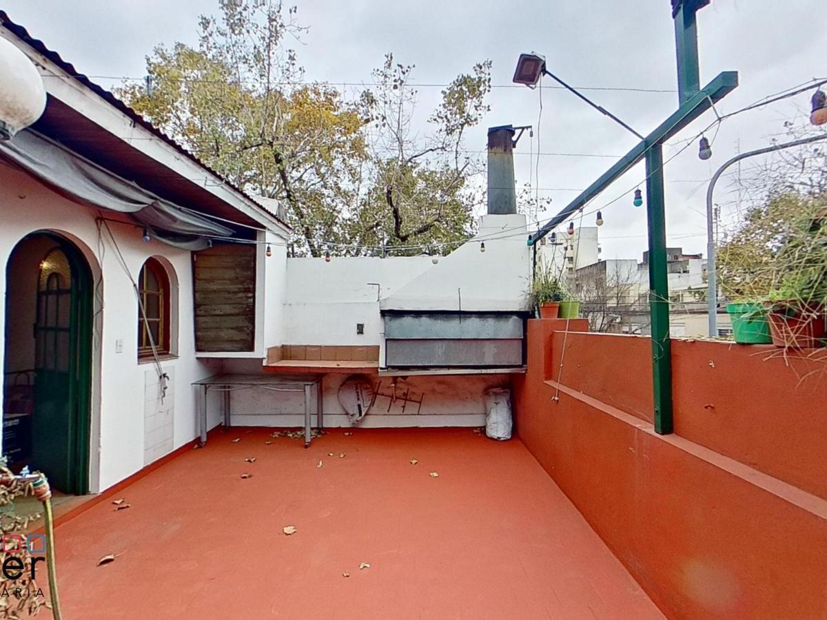 Hermosa Casa de Epoca de 4 Ambientes con Terraza y Patio 2