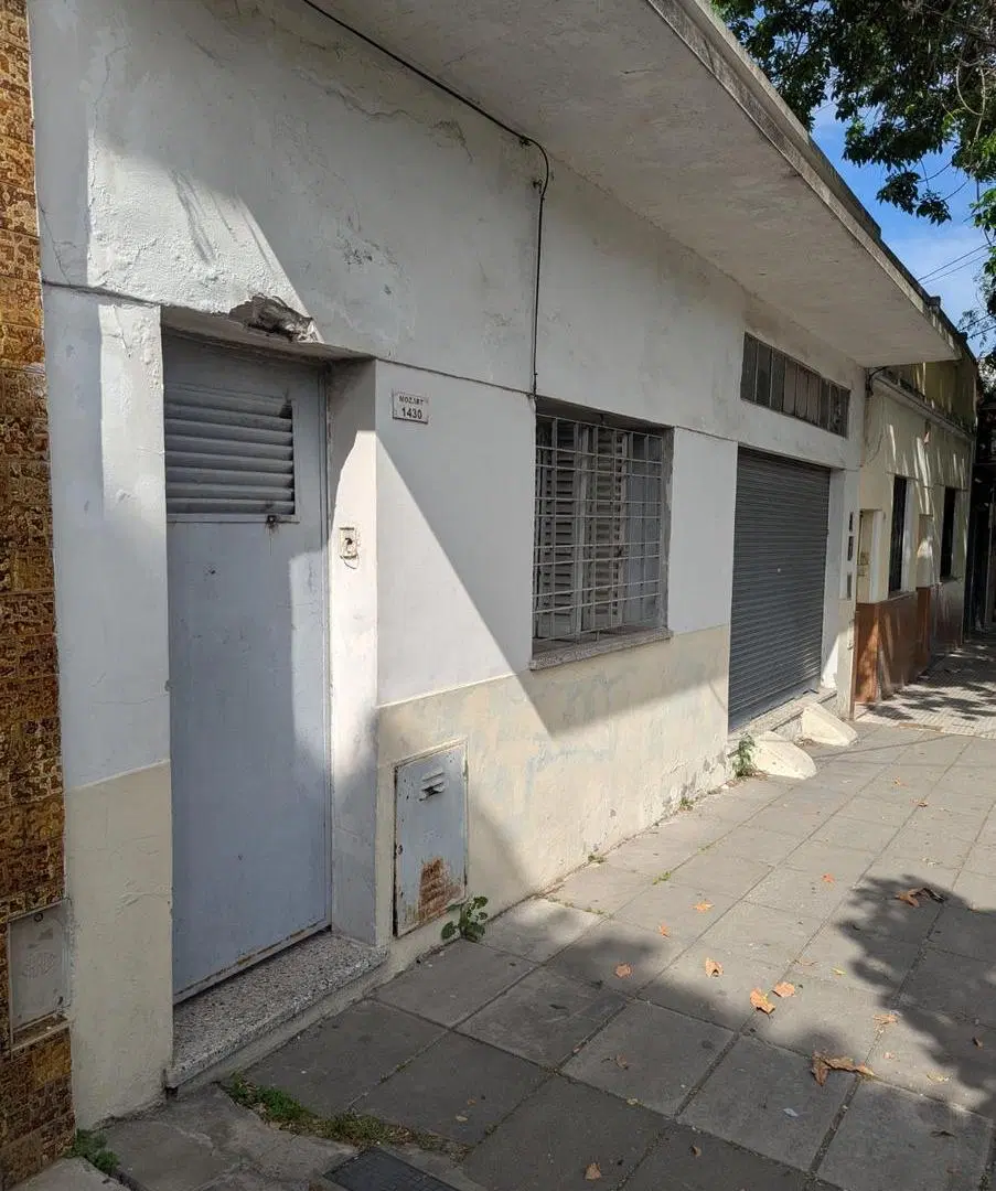 Casa a refaccionar de tres ambientes sobre lote 8,66 x 46 con local al frente 2